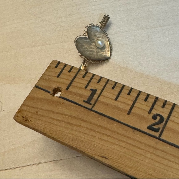 Vintage KREMENTZ Gold Heart Arrow Brooch White Faux Peal Gold Tone Ornate Trim - Picture 6 of 6